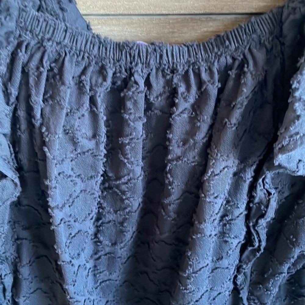 Vineyard Vines Black Ruffled Textured - Picture 4 of 4